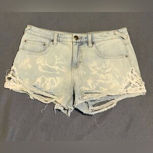 Free People distressed jean shorts/w lace‎ accents women size 28 pre-owned cond.